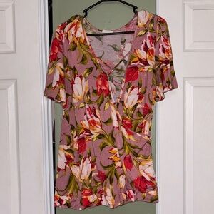 Women’s Floral Top, Super Cute and Flattering! See Measurements in Pictures